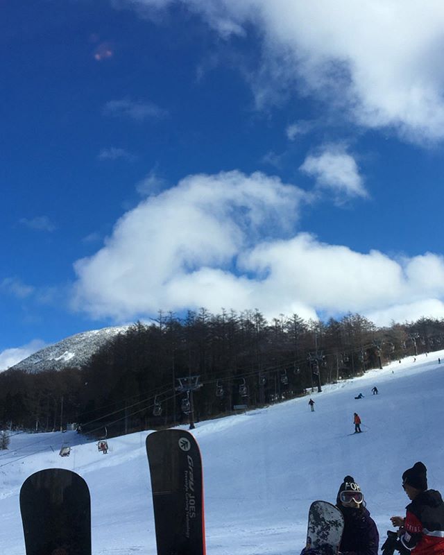 ：・・青空とナイスな雪で初滑り・・スノーボードを20年ほどしてますが 湯の丸スキー場 初めて行きました。道中、雪質、ゲレンデ、費用がわたしにはマッチしていて、とてもよかったです！また行けたらいいなと思います・・・#初滑り #湯の丸スキー場 #snowboard #nature #snow #color #white #tokyophotographer #tokyophotography #japanphotography #myview #japan #nice #happy #fun #カメラ散歩